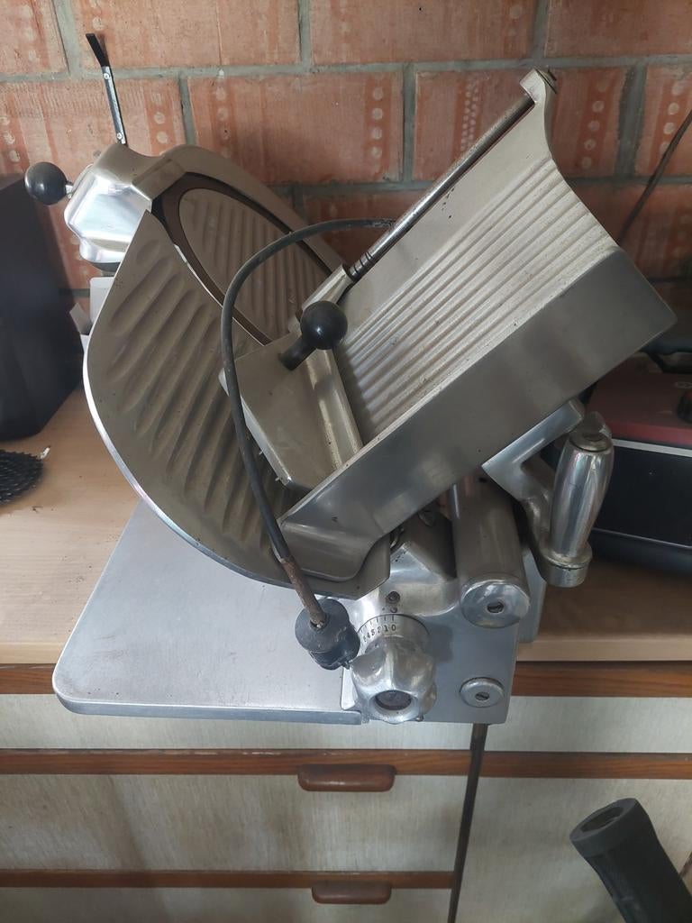 Vleessnijmachine national, Ophalen