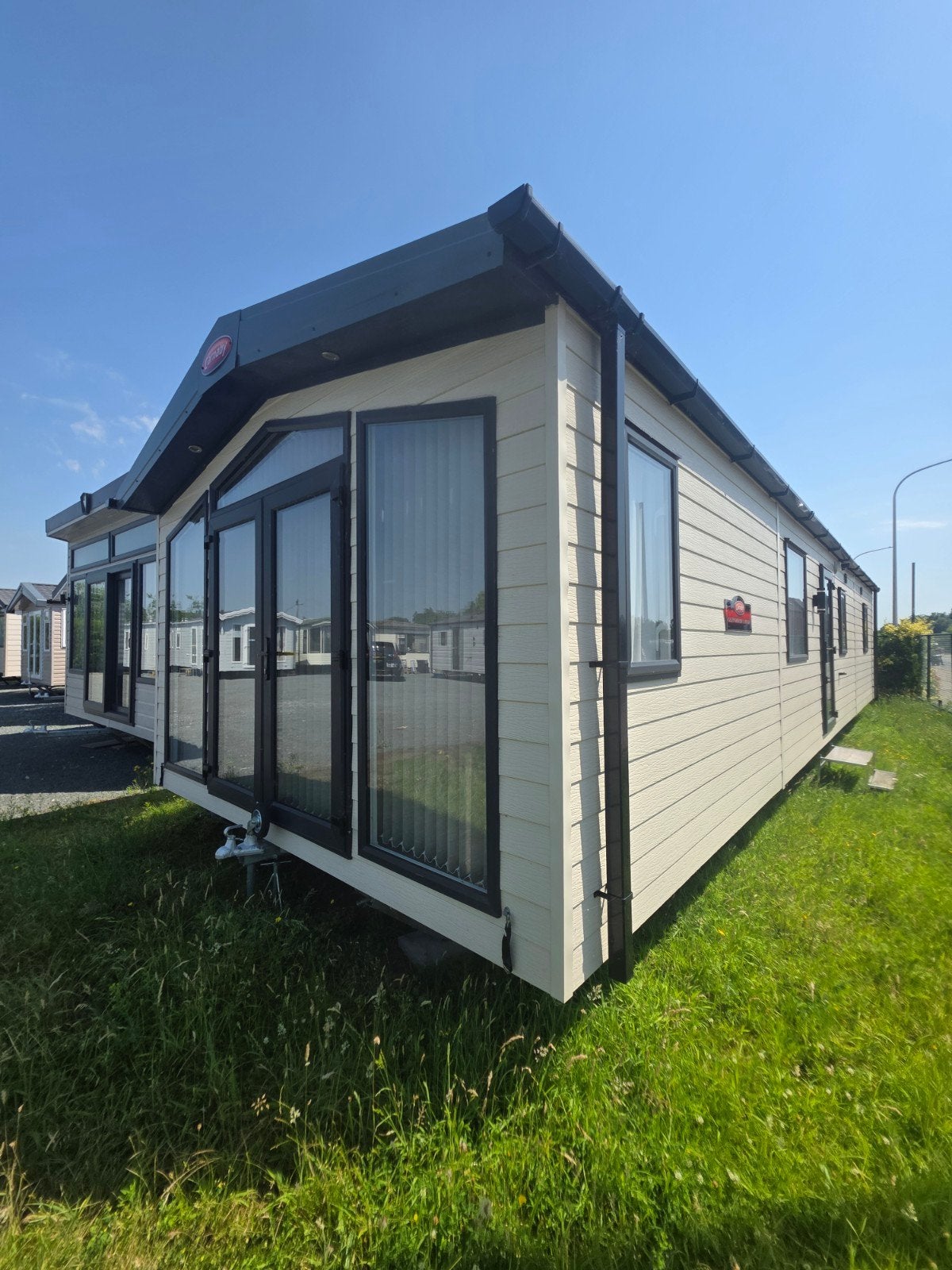 À vendre : lodge Glenmore de 12,5 m sur 4 m. 2 chambres.