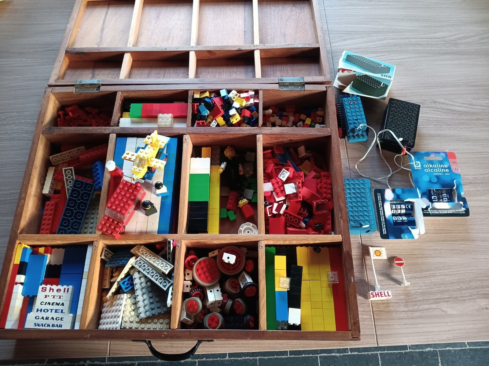 Houten koffer met oude lego. Motor  werkt ., Ophalen, Lego