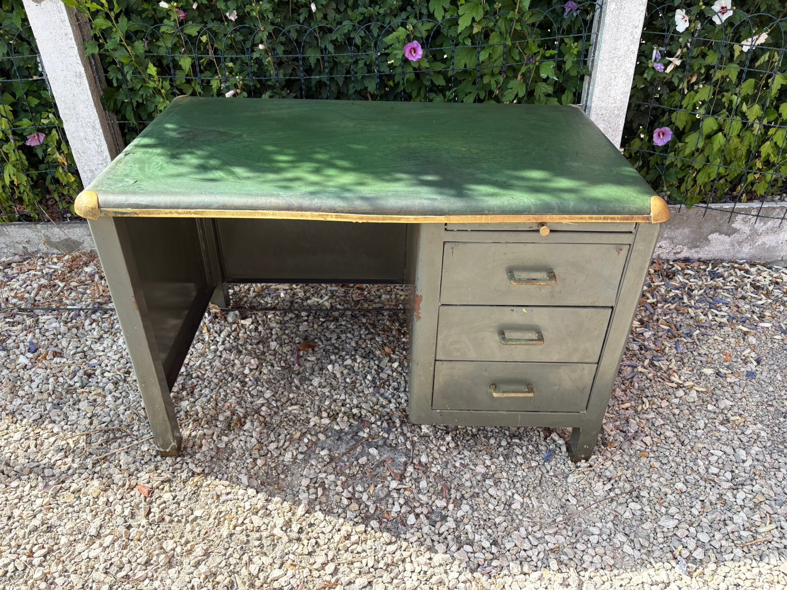 Industrieel / leger bureau staal & messing jaren 50, Huis en Inrichting, Ophalen, Gebruikt, 110 cm, Met lades