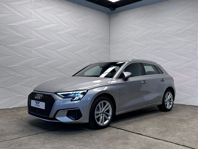 Audi A3 40 TFSIe*PHEV*S-TRONC*CARPLAY*CAM*ACC*, Auto's, Audi, Stof, 4 cilinders, https://public.car-pass.be/vhr/c8e6d5d1-4c0e-4a31-bf3a-6380e4501933