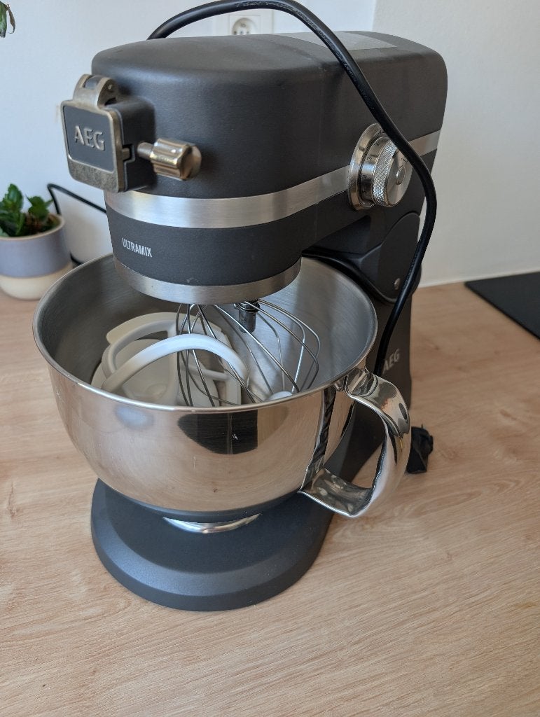 AEG UltraMix KM5540 keukenmachine / keukenrobot, Elektronische apparatuur, Keukenmixers, 2 tot 3 liter, Ophalen, Zo goed als nieuw