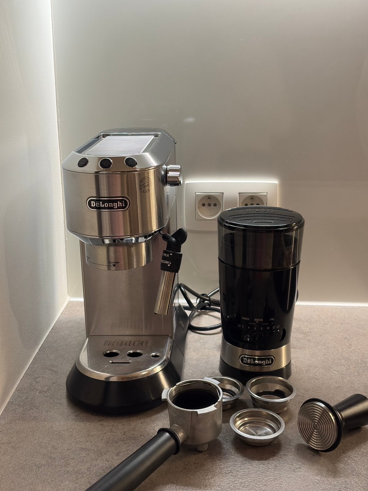 Delonghi Dedica Coffee Machine And Grinder, Elektronische apparatuur, Ophalen of Verzenden, Zo goed als nieuw