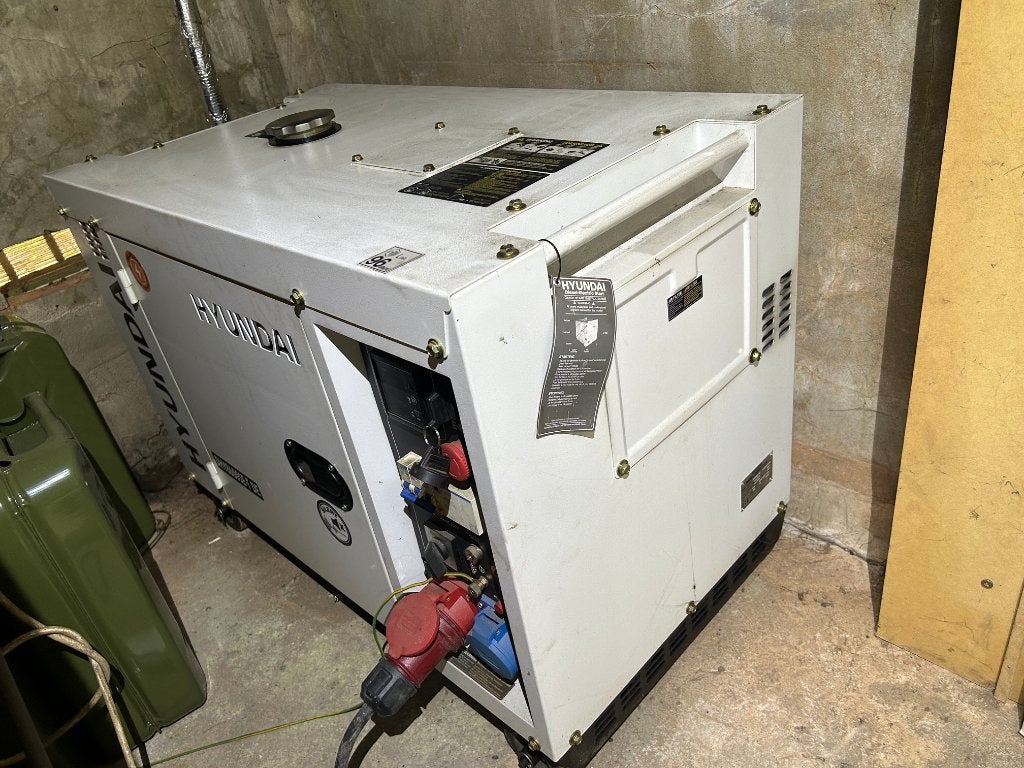 Generator, Bricolage & Construction, Générateurs, Comme neuf, Huile diesel, 5 à 10 kVA, Démarrage électrique, Réduction de bruit