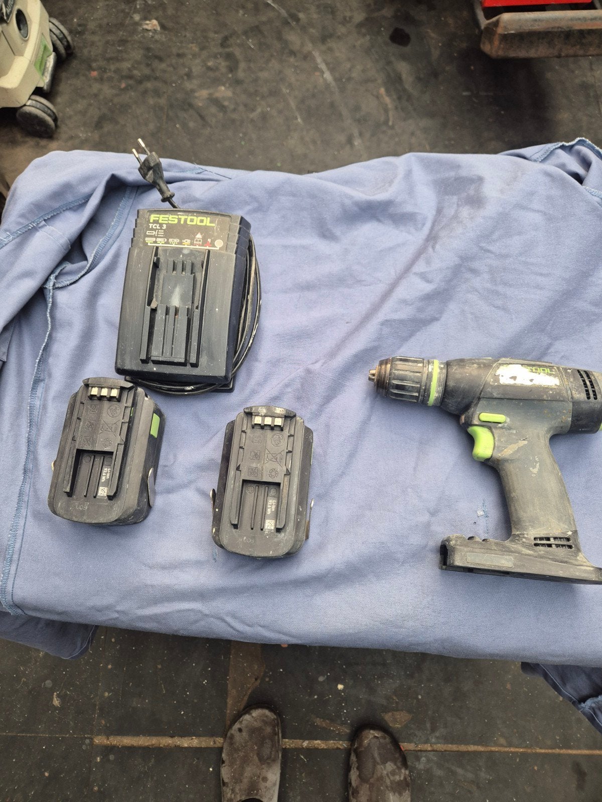 Festool Accuboormachine met 2 accu's, lader en radio, Ophalen, Zo goed als nieuw, Accuboormachine, Festool