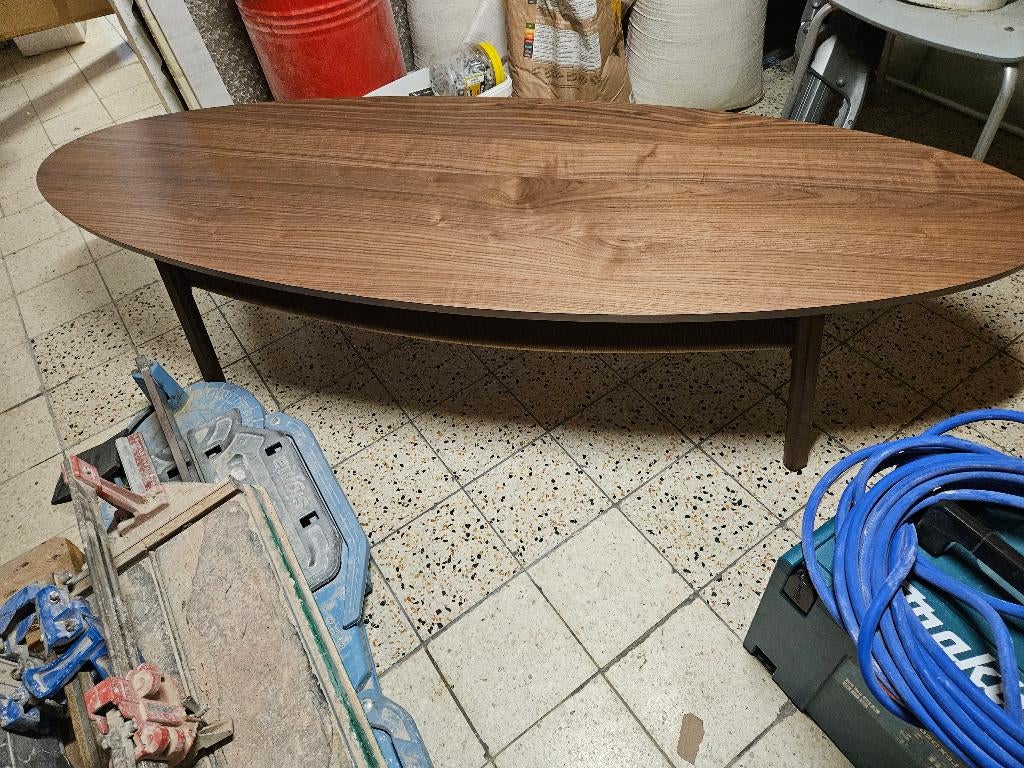 Nieuwe salontafel. Weigering van klanten voor groot formaat, Ophalen