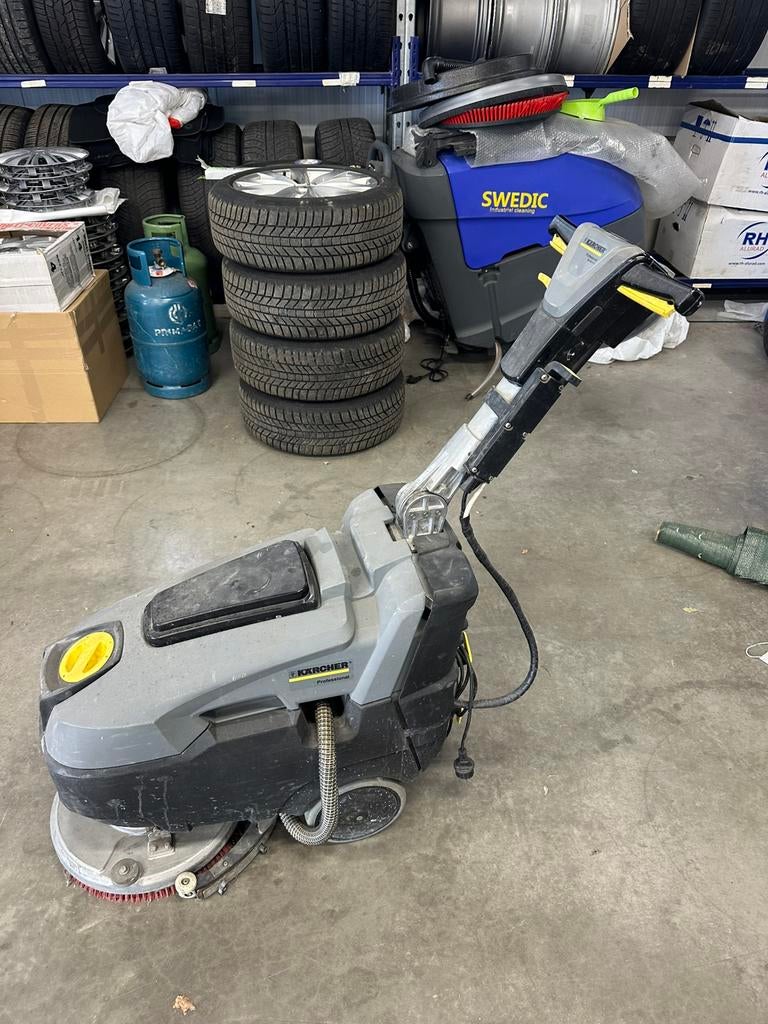 Karcher vloerreiniger, Doe-het-zelf en Bouw, Ophalen, Gebruikt, Schrobmachine