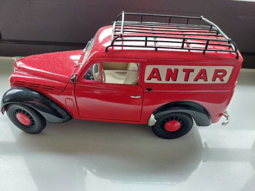 1/18: Peugeot 203 - Renault Juvaquatre /4CV - SOLIDO, Ophalen, Solido