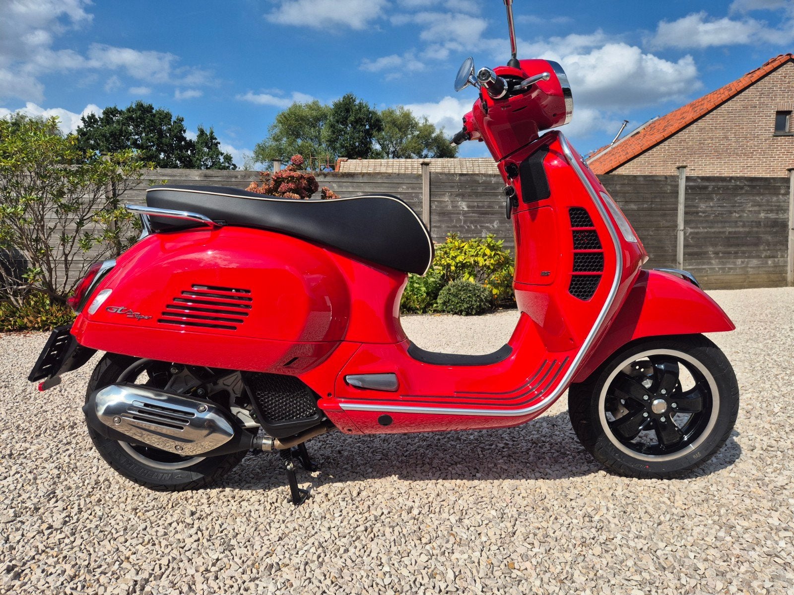 Vespa Gts super 125cc uit 2023 met slechts 20 kmter!, Fietsen en Brommers, Ophalen