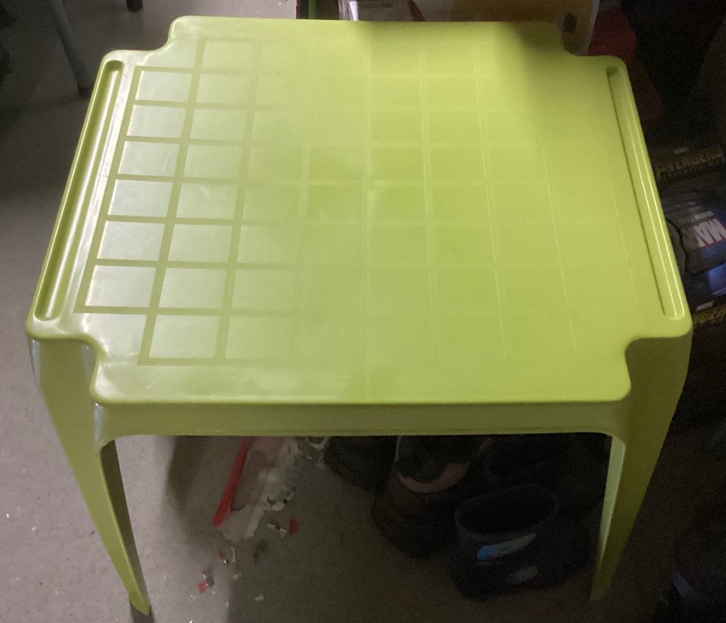 Groen plastieken kindertafeltje, Kinderen en Baby's, Kinderkamer | Tafels en Stoelen, Ophalen