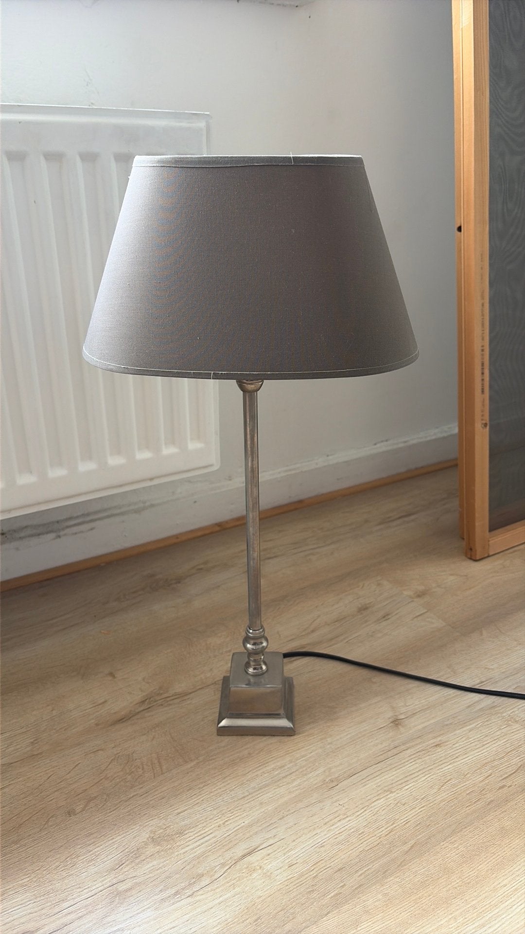 Zilverkleurige tafellamp met grijze lampenkap, Ophalen, Overige merken, 54 cm, Metaal