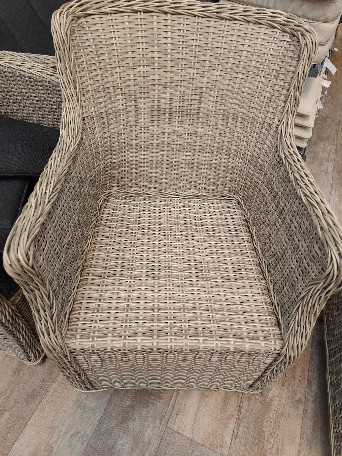 4 stoelen met armleuning en zwarte kussens, Ophalen