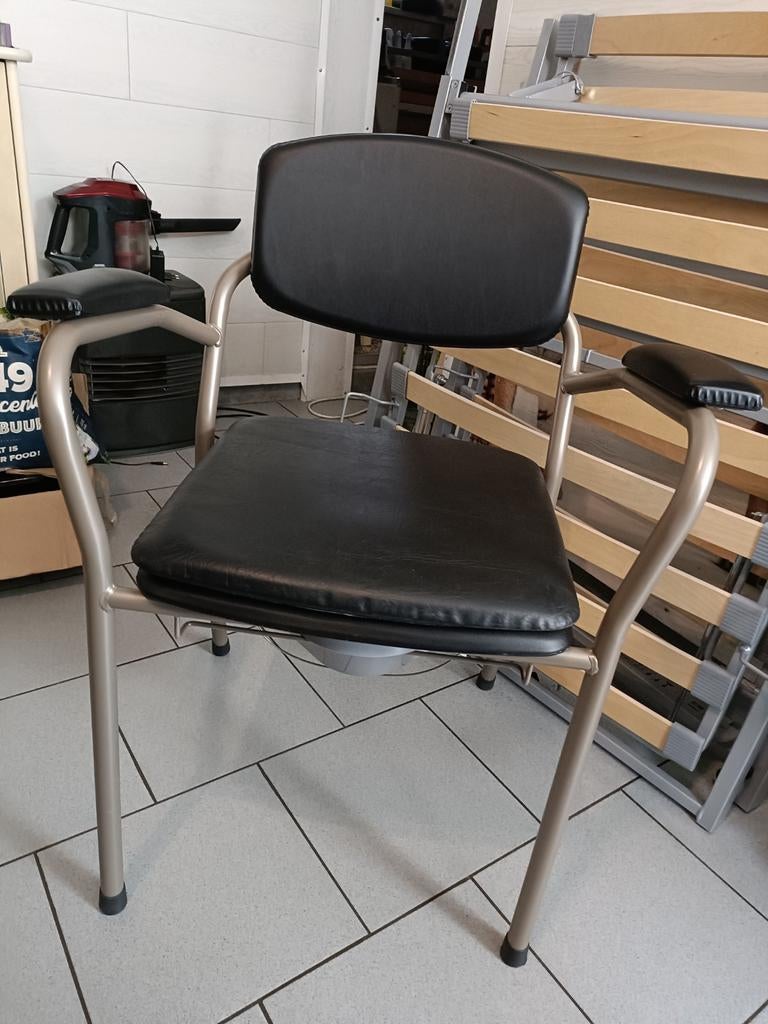 Chaise percée avec seau hygiénique 53cm d assise (neuve), Diversen, Ophalen, Zo goed als nieuw