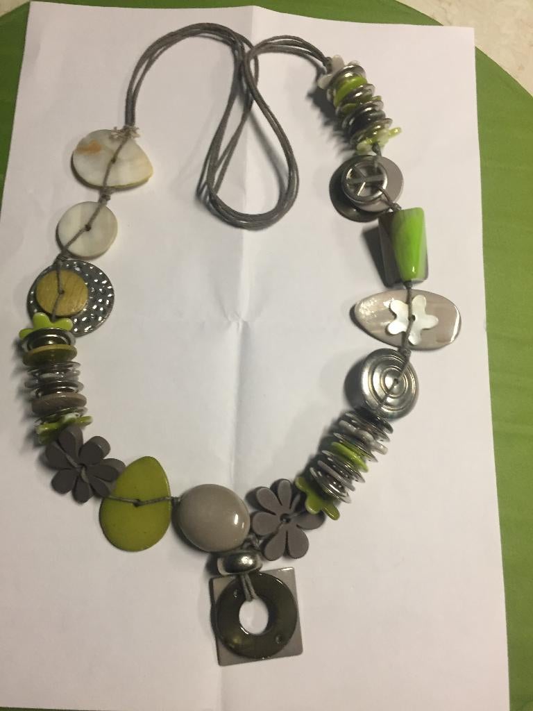 collier moderne vert et gris pierre, Bijoux, Sacs & Beauté, Colliers, Enlèvement ou Envoi, Comme neuf, Vert, Autres matériaux
