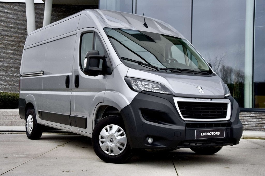 Peugeot Boxer 2.2 BlueHDi L2H2 *NIEUWSTAAT* (bj 2024), Auto's, Voorwielaandrijving, 3300 kg, Gebruikt, 4 cilinders