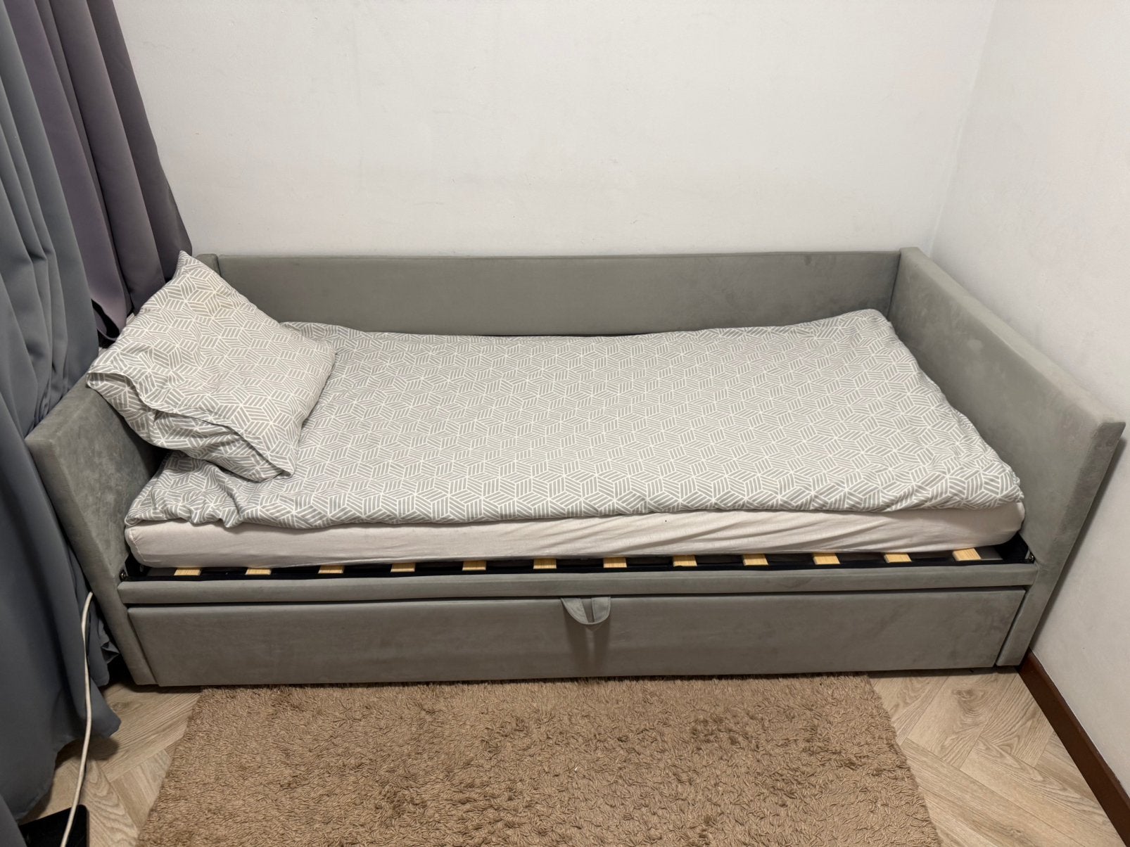 Mooi grijs uittrekbaar bed (1,5 jaar oud) 2 stuk beschikbaar, Huis en Inrichting, Slaapkamer | Bedden, Ophalen of Verzenden, Zo goed als nieuw