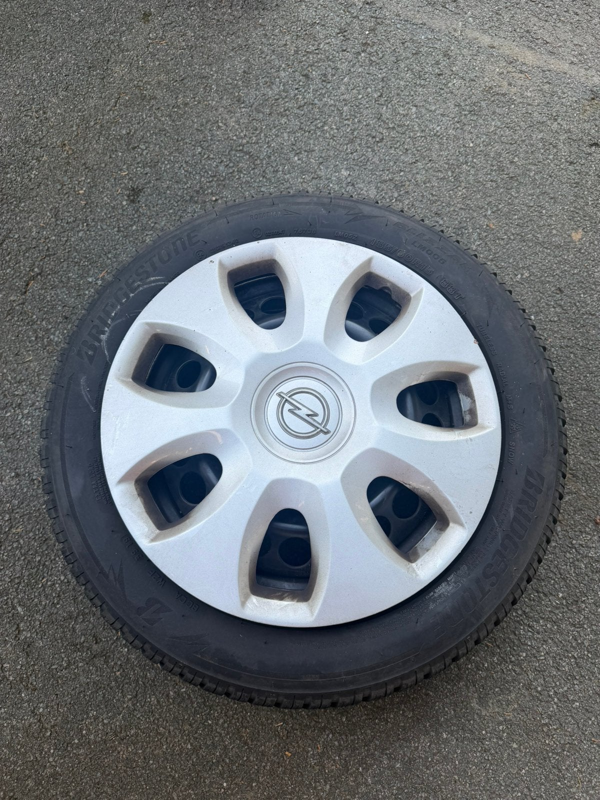 4 Bridgestone 185/60 R15 winterbanden en Opel wieldoppen, Auto-onderdelen, Ophalen, Gebruikt, 15 inch, Band(en)