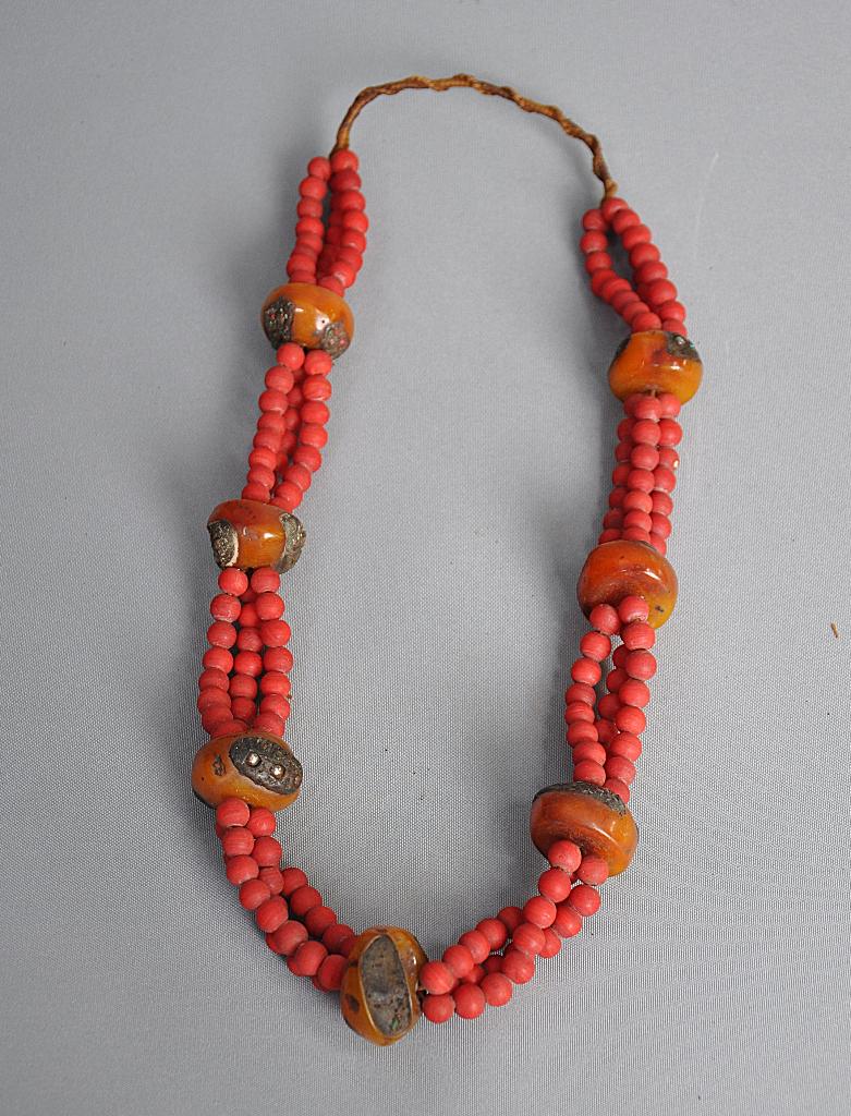 Tibetaanse halsketting met oa copal kralen, Nepal, 21e eeuw, Antiek en Kunst, Kunst | Niet-Westerse kunst, Ophalen of Verzenden