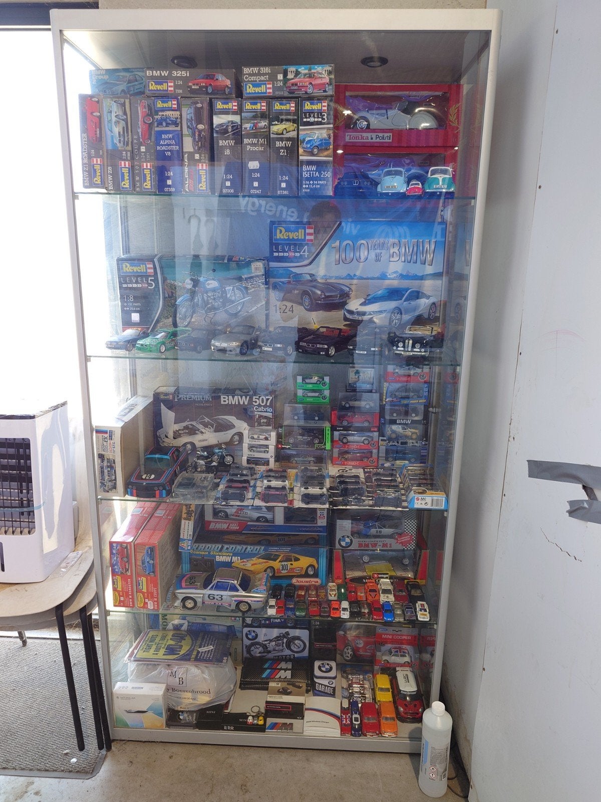 Vitrine met bmw modellen en modelbouwdozen MOET DRINGEND WEG, Hobby en Vrije tijd, Modelbouw | Auto's en Voertuigen, Ophalen, Zo goed als nieuw