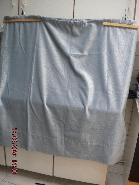 Kleine korte blauwe overgordijnen = afgewerkt, Ophalen