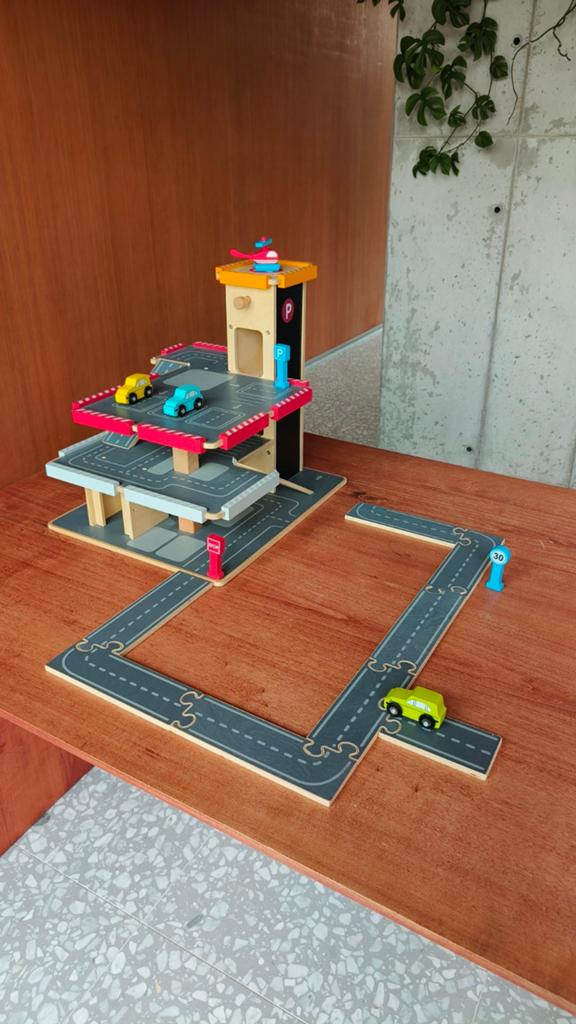 Jouéco houten parkeergarage met lift, Kinderen en Baby's, Speelgoed | Thomas de Trein, Ophalen