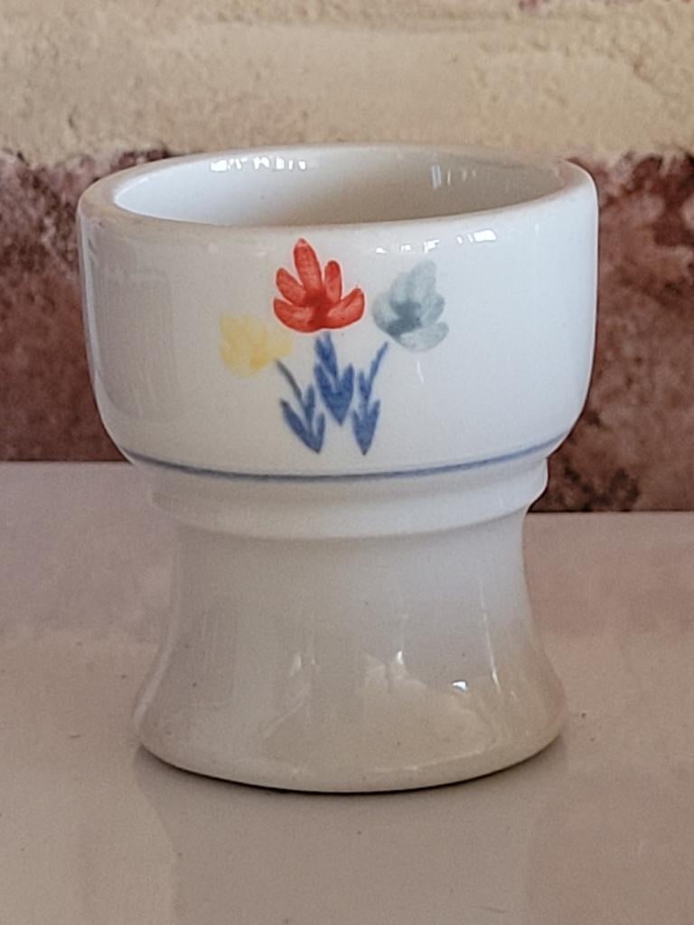 Coquetier  porcelaine  Boch /collection, Antiquités & Art, Envoi
