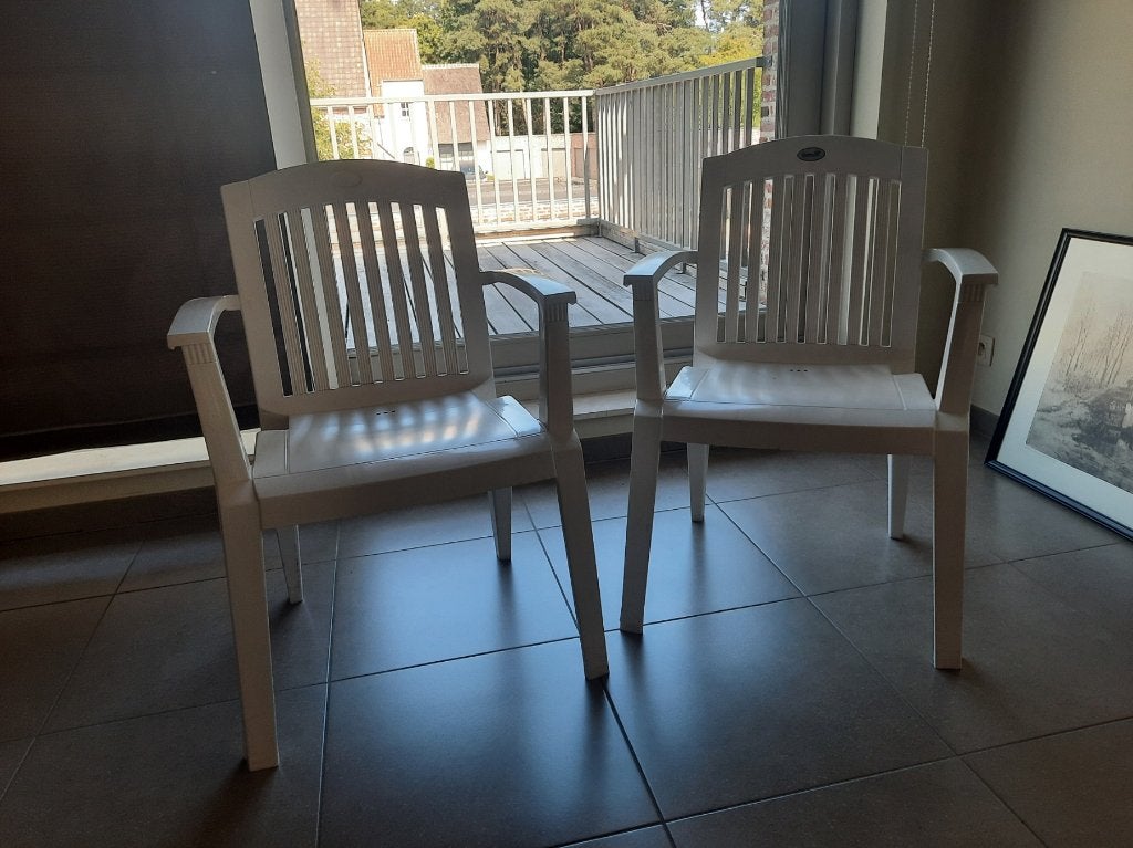 2 witte PVC TUINSTOELEN - merk HARTMAN, Ophalen, Zo goed als nieuw, Kunststof, Stapelbaar