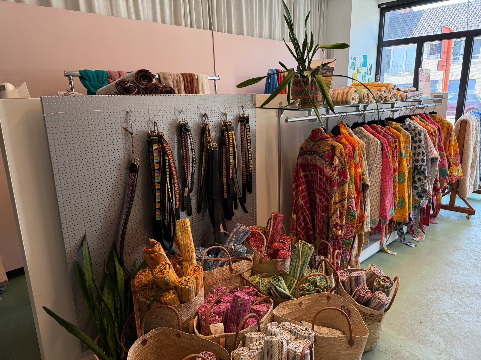 Winkel rek voor kledij, Zakelijke goederen