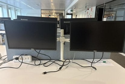 2 Dell monitoren (22 inch) + monitorarm, Computers en Software, Ophalen, Gebruikt, IPS, DisplayPort