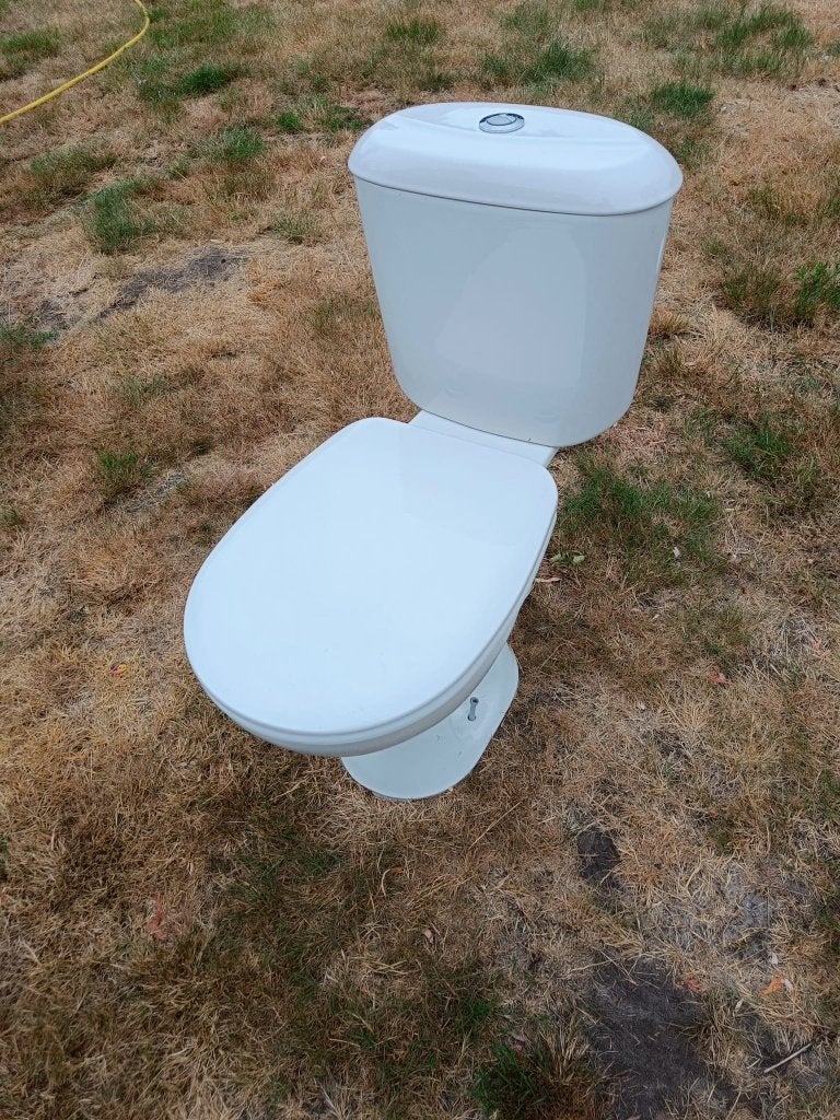 Wit staand toilet met stortbak en zitting, Ophalen, Gebruikt, Steen, Toilet