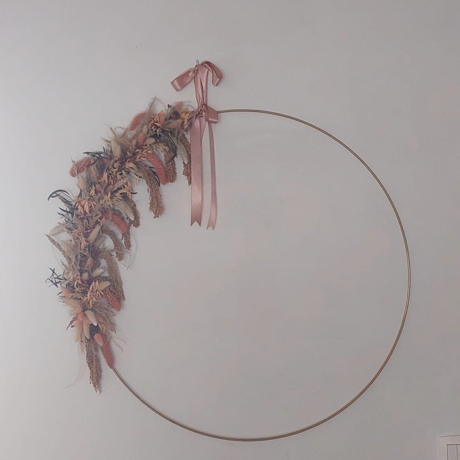 Belle grande couronne de fleurs séchées, style bohème, 80 cm, Enlèvement, Comme neuf, Couronne