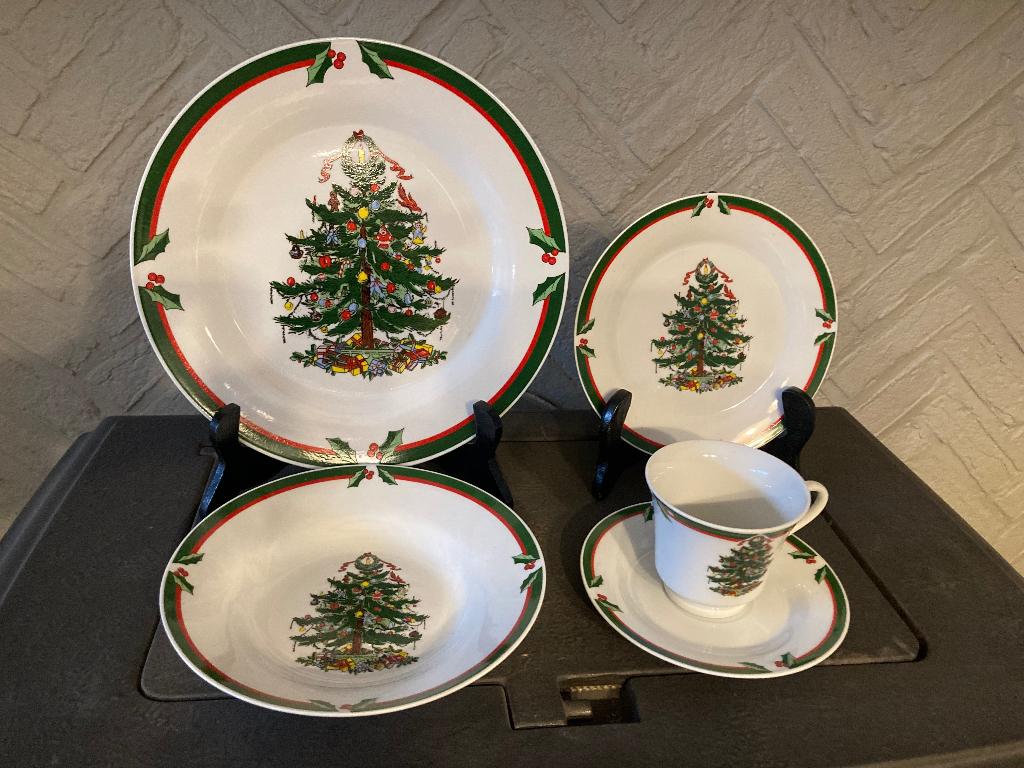 Kerstservies, Ophalen of Verzenden, Zo goed als nieuw, Porselein, Compleet servies