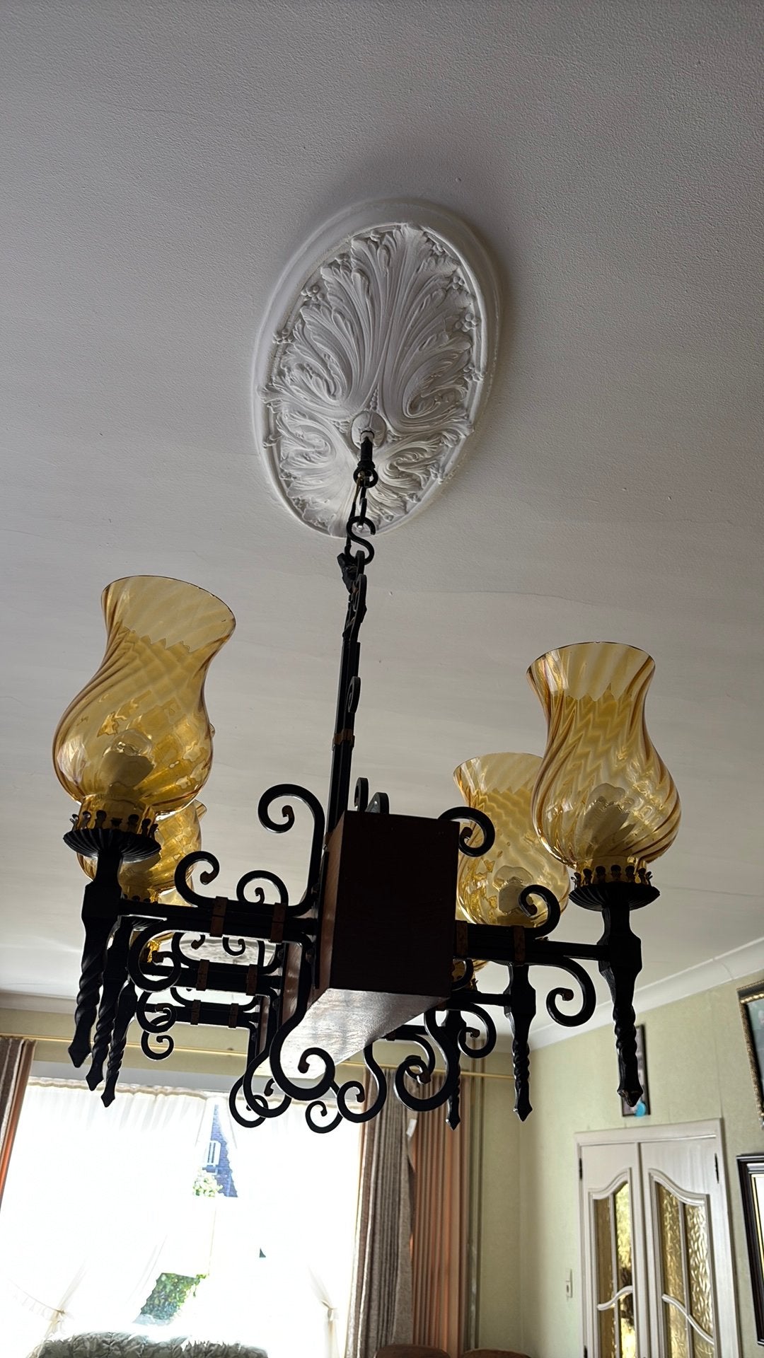 Hanglamp met eik en glazen kapjes, Ophalen