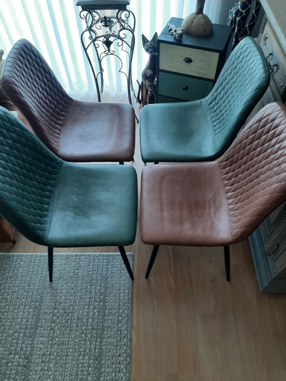 4 stoelen , 2 groene en 2 cognac kleur in kunstleer, Ophalen