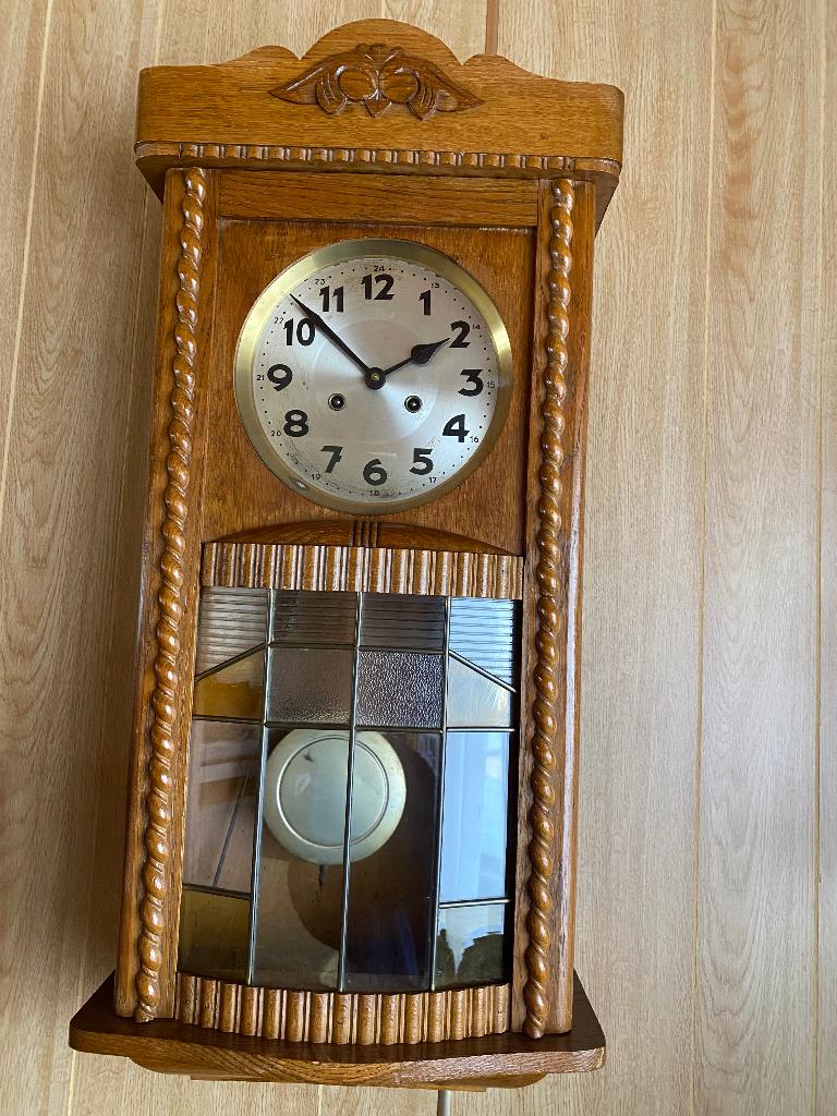 HANGENDE KLOK MET KLEPEL SLAAT HALF EN HEEL UUR, Ophalen