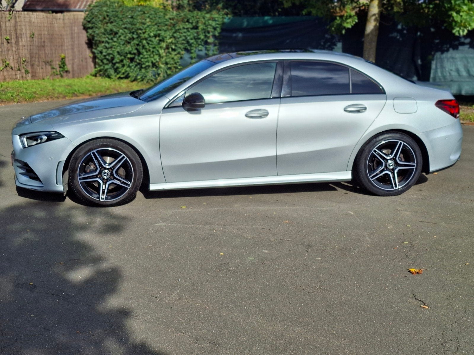 mercedes A180 berline amg line, Autos, Mercedes-Benz, 100 kW, Achat, Entretenue par le concessionnaire, 1300 cm³