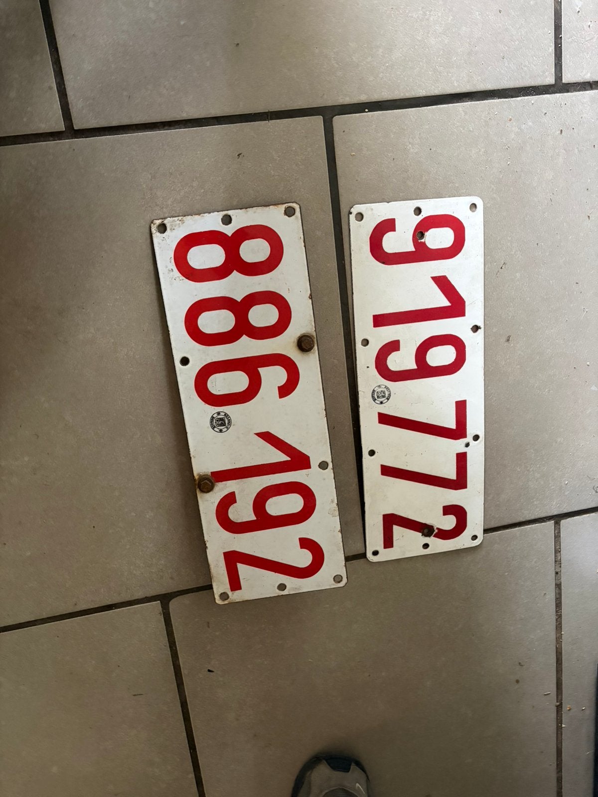2 oude emaille nummerplaten, Ophalen