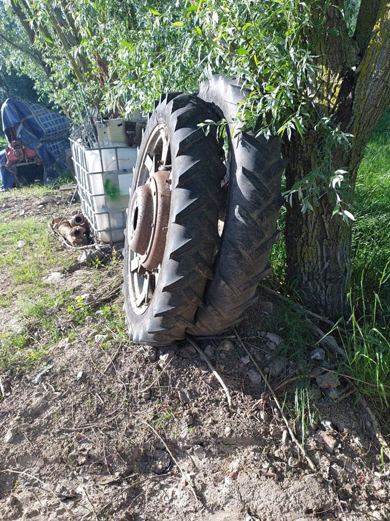 Set smalle wielen michelin 9.5-44 met velg, Zakelijke goederen, Landbouw | Onderdelen | Banden, Velgen en Assen, Ophalen