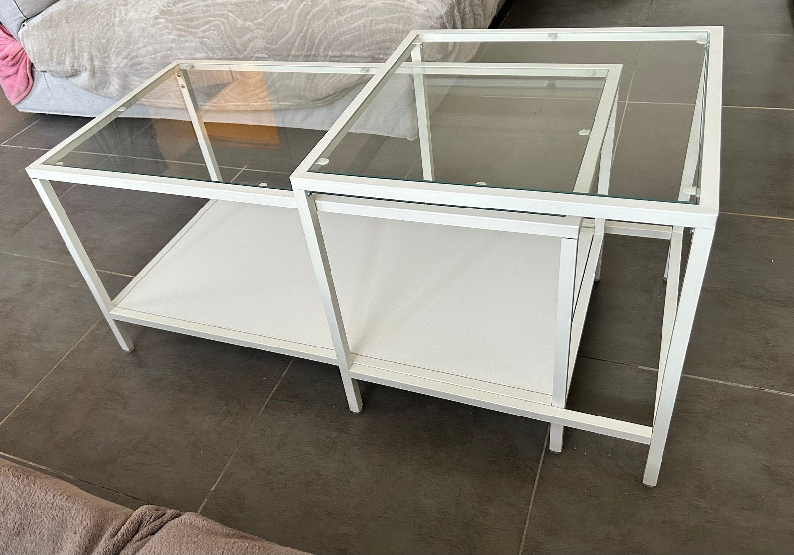 Table basse gigogne en verre et metal blanc ikea, Maison & Meubles, Tables | Tables de salon, Utilisé, 5 – 50, Moins de 50 cm