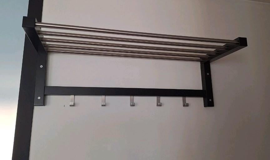 Étagère à manteau IKEA TJUSIG noir – Très bon état, Ophalen, Gebruikt
