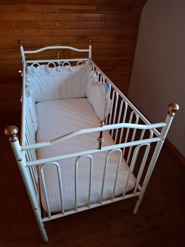 kinderbedje in metaal wit gelakt met gouden kleurige dopen, Ophalen, Gebruikt, 70 tot 85 cm, Minder dan 140 cm
