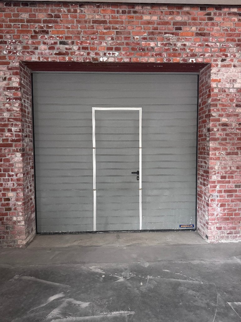 Sectionale poort met inloopdeur, Genk