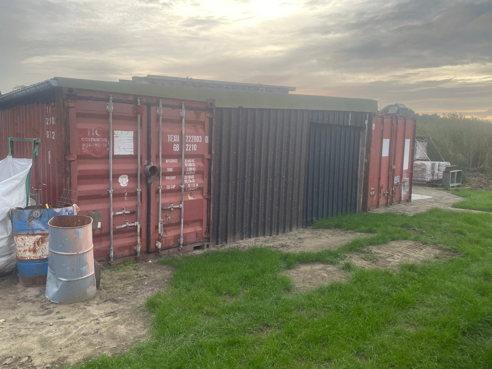 2  containers met afdak, Ophalen