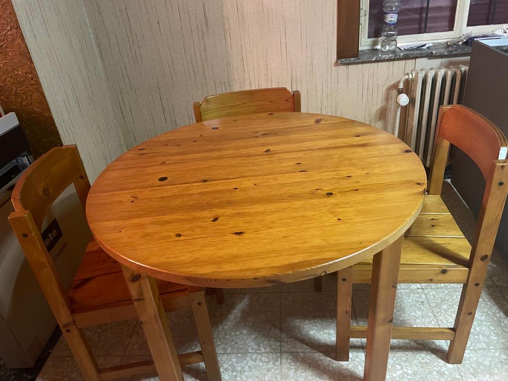 Table ronde en pin massif + 3 chaises, Enlèvement, Comme neuf, Pin