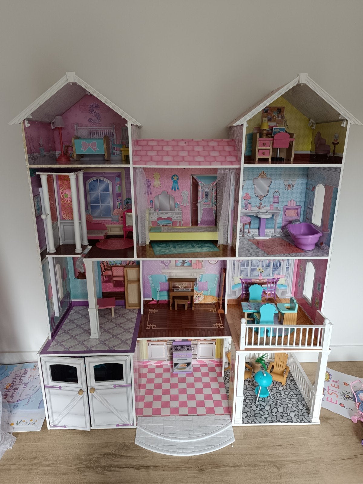 groot poppenhuis incl  meubels en barbieauto, Ophalen, Gebruikt, Poppenhuis