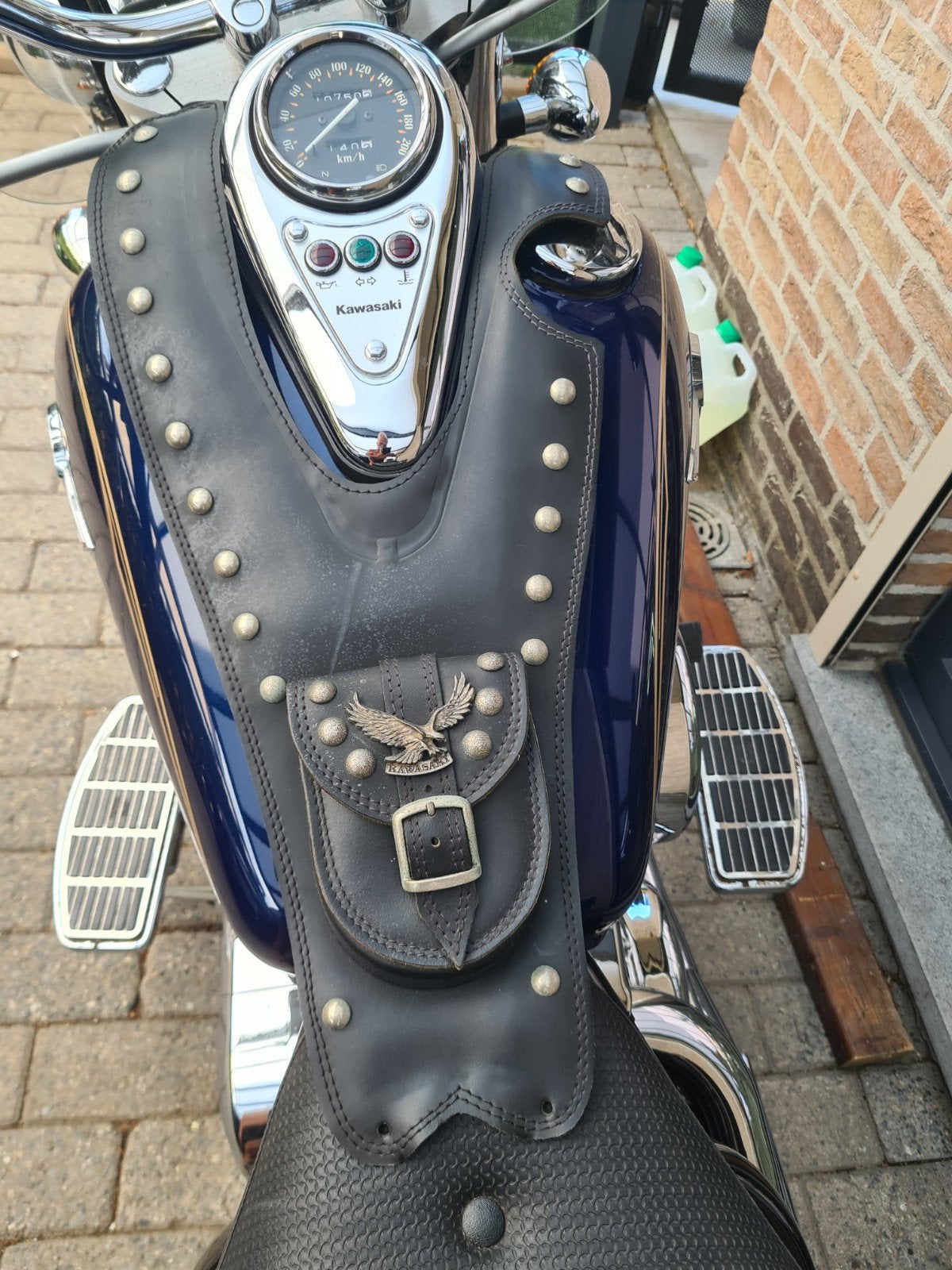 moto sieraad voor op de naftbak.  moto handschoenen, Motos, Enlèvement
