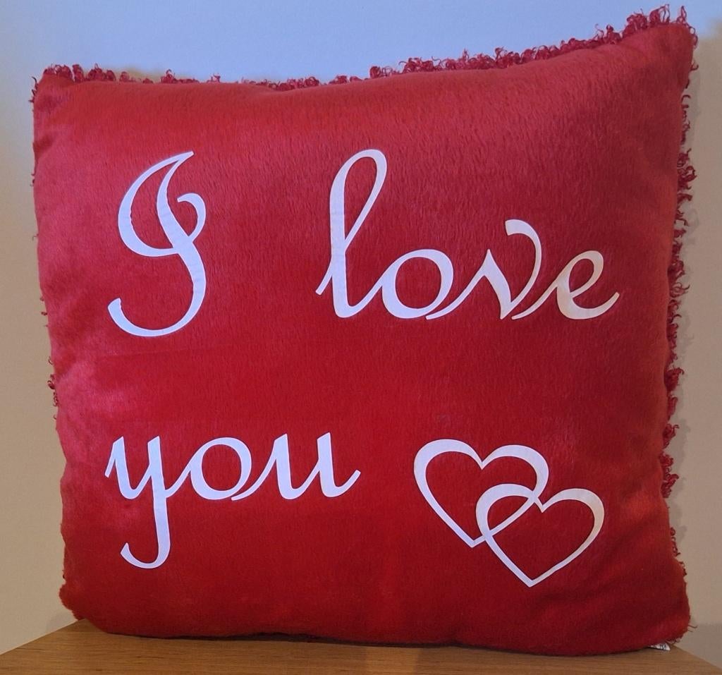 Rood sierkussen met de tekst 'I love you' , NIEUW, Huis en Inrichting, Woonaccessoires | Kussens, Ophalen of Verzenden, Nieuw