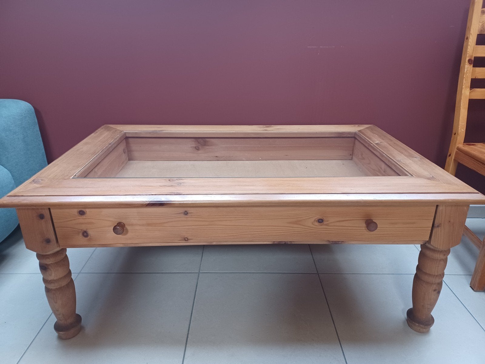 Table basse en pin massif avec vitrine en verre – 120  75, Maison & Meubles, Enlèvement, Pin
