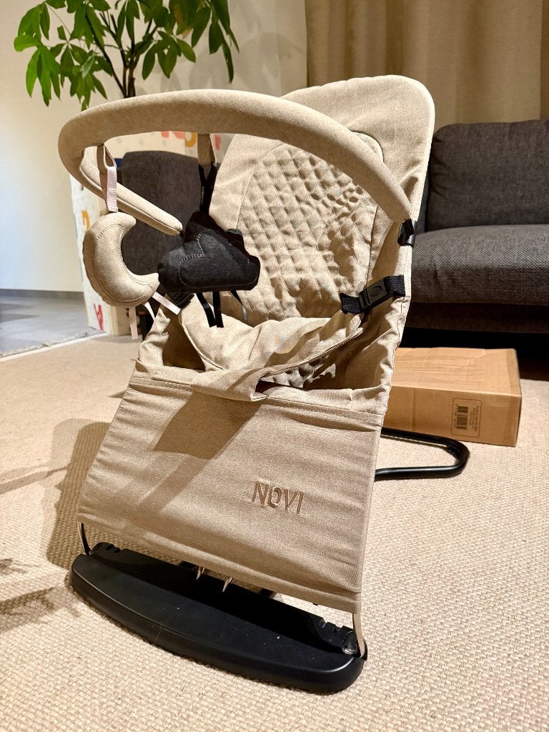 Novi Baby Lilly bouncer wipstoel in nieuwstaat, Wipstoel, Met gordel(s) of riempje(s), Zo goed als nieuw, Ophalen
