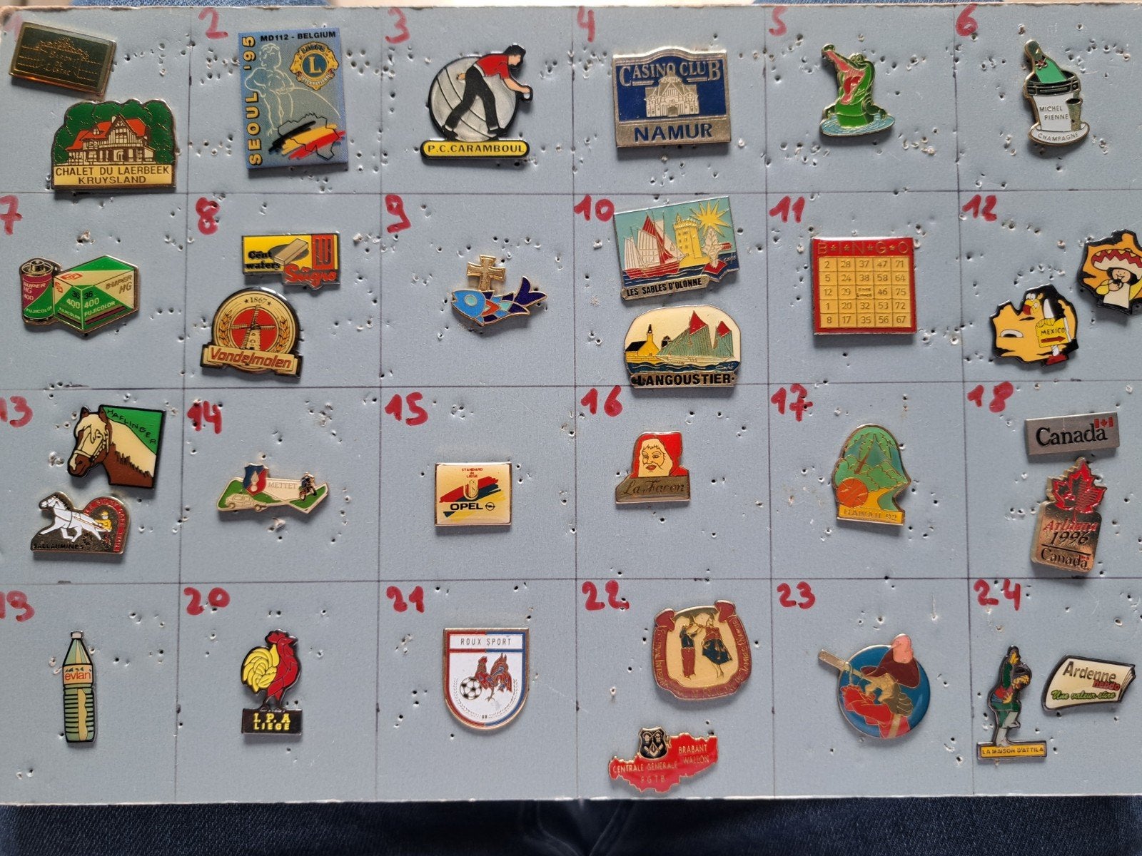 Pin's pins bij de doos, zie foto's en lees de aankondiging, Verzamelen, Complete verzamelingen en Collecties, Ophalen